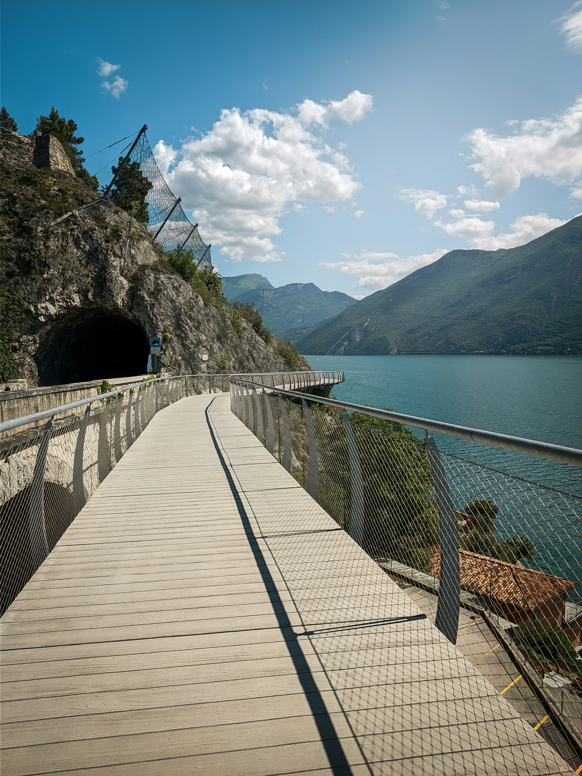 Pista ciclabile sospesa sul Lago di Garda a Pasqua